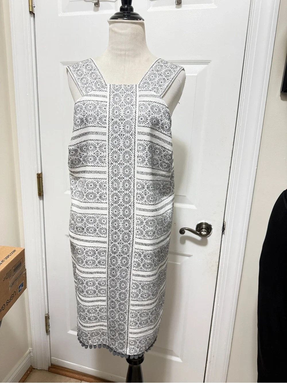 MAGGY LONDON Gray and White Lace-Pattern Shift Dress with small pom-pom - Picture 1 of 13